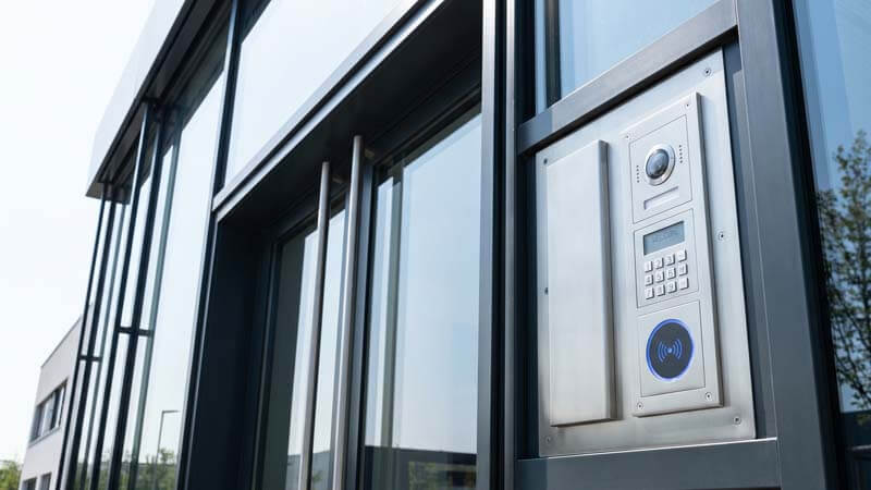 Премиальная антивандальная IP-вызывная панель со встроенной видеокамерой на фасаде здания